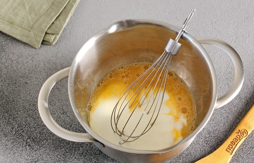 1. Этап. Наливной пирог: Добавьте кефир и соду.