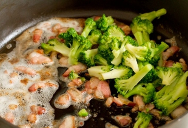 1. Этап. Сливочная паста с ветчиной и брокколи: Когда ветчина зарумянится, добавьте к ней брокколи и измельченный чеснок. Помешивая, жарьте в течение минуты.