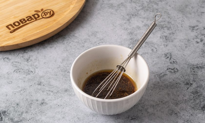 1. Этап. Салат с авокадо и соевым соусом: Для заправки смешайте соевый соус с лимонным соком и кунжутным маслом. Добавьте пропущенный через пресс чеснок и молотый чёрный перец. Ещё раз перемешайте.