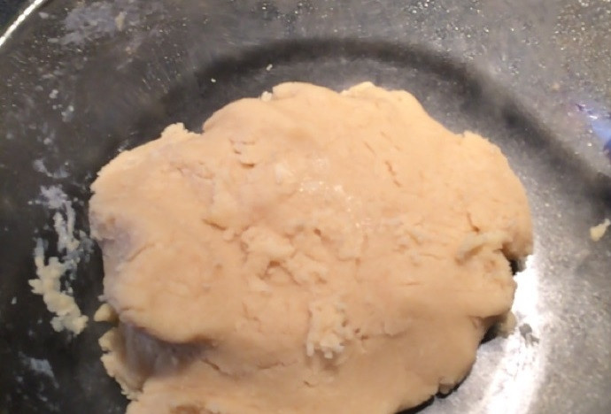 1. Этап. Песочное печенье с кокосом, карамелью и шоколадом: 7. Замесите тесто и накройте его пленкой, отправьте на 1 час в холодильник или на 20 минут в морозильник.