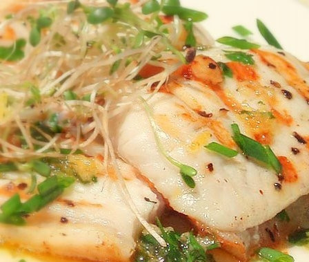 1. Этап. Рыба по-тайски: Слить почти все масло (оставить 1-2 столовых ложки) и быстро обжарить чеснок и имбирь. Добавить чили, зеленый лук, сахар, соевый соус, зелень. Перемешать и готовить 1 минуту. Вернуть в сковороду рыбу, перемешать и сразу подавать на стол c лапшой или рисом.