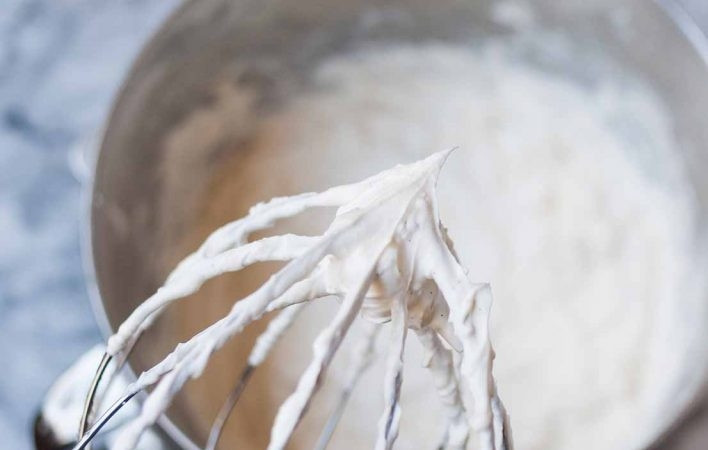 1. Этап. Ванильный чизкейк без выпечки: 11. Добавьте в чашу к сливкам желатин, снова перемешайте все, соедините сливки с сыром.