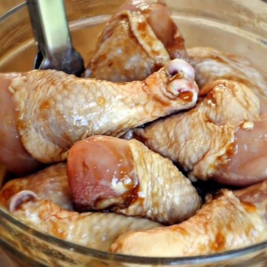 1. Этап. Куриные голени в глазури из джема: Хорошо перемешиваем - ножки должны равномерно смешаться с маринадом.