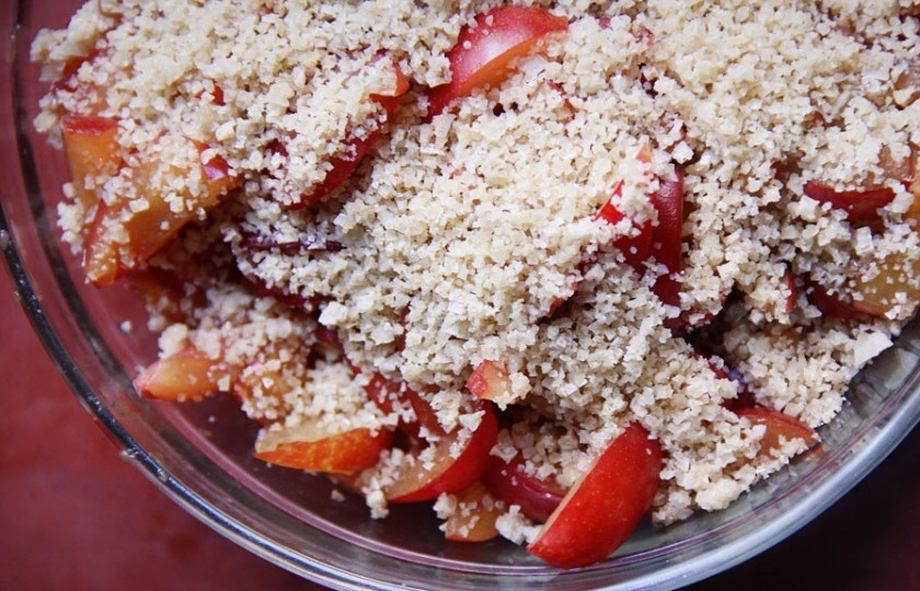 1. Этап. Сливы, маринованные без закатки: 3. Добавьте морскую соль, аккуратно перемешайте и дать постоять как минимум 2-3 часа (можно оставить и на всю ночь).