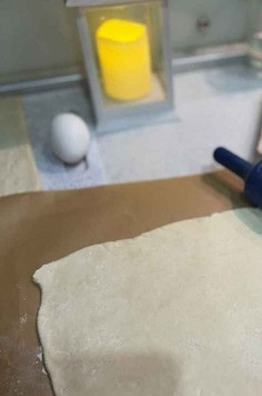 1. Этап. Универсальный веночек: Тесто слегка раскатать