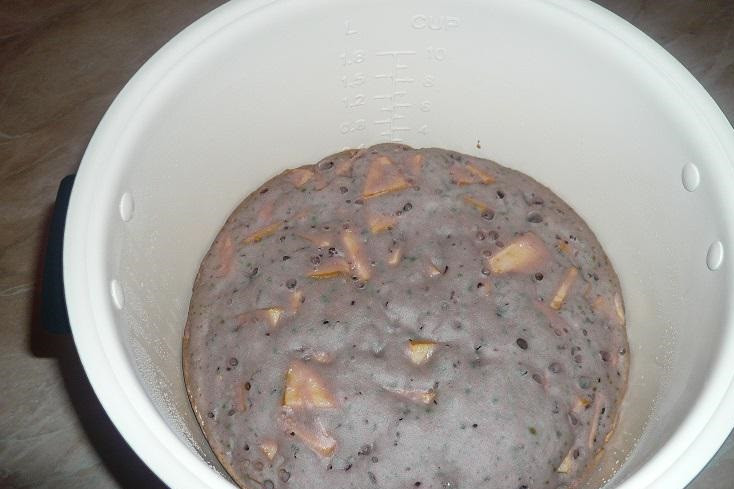 1. Этап. Шарлотка с вареньем в мультиварке: Если сверху шарлотка не зарумянилась, аккуратно ее переверните другой стороной и готовьте еще 15 минут в режиме 