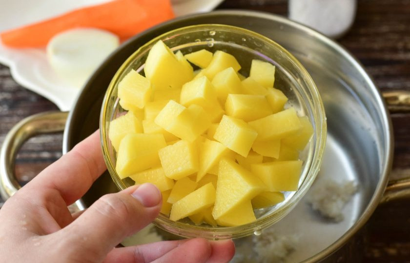 1. Этап. Суп с ракушками: Очистите и нарежьте кубиками картофель. Выложите его тоже в суп.