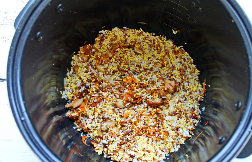 1. Этап. Каша по-монастырски в мультиварке: Крупы промойте и выложите в мультиварку, посолите, поперчите и перемешайте.