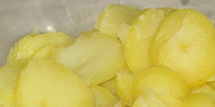 1. Этап. Салат Грибы на поляне: 1. Картофель отварим, остудим, и порежем пластинками- кругляшами. Выкладываем на дно салатницы.