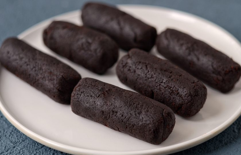 1. Этап. Веганское пирожное Картошка: Смешайте все до однородной и пластичной массы. Разделите её на кусочки по 50 грамм, затем, скатайте из них колбаски.