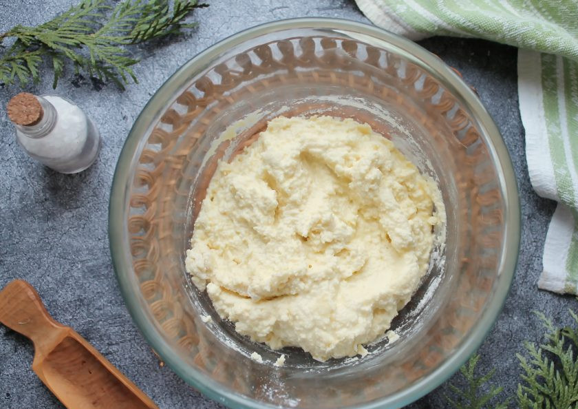 1. Этап. Сырники из детского творожка Агуша: Дайте постоять в течение 10 минут.