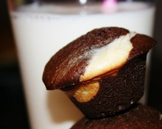 1. Этап. Брауни с начинкой: 5. Времени на их приготовление уходит немного, а вкус получается неописуемым! В разрезе они выглядят также потрясающе.