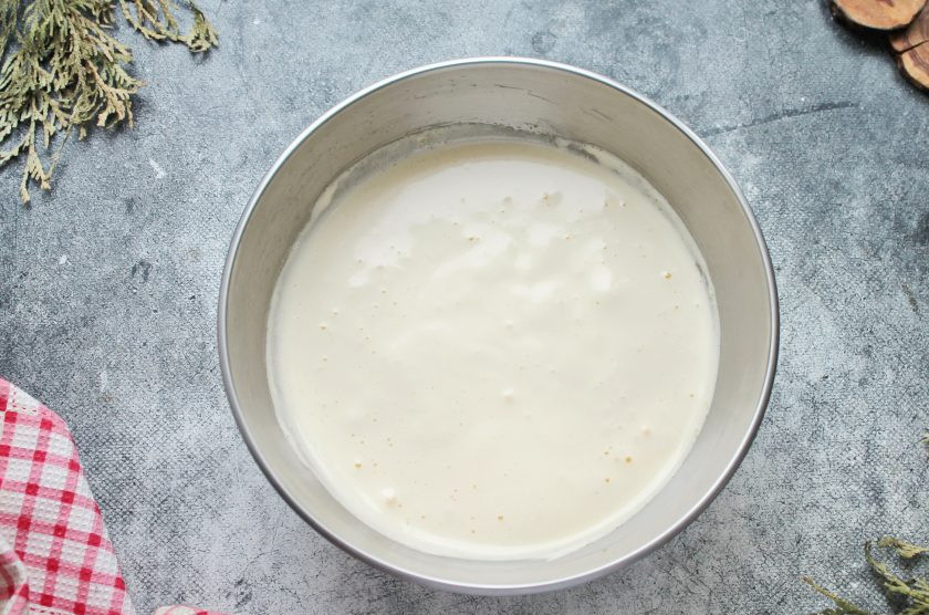 1. Этап. Яичный мусс: Взбивайте массу миксером на высокой скорости до растворения сахара и увеличения массы в несколько раз. Она станет светлой и воздушной.