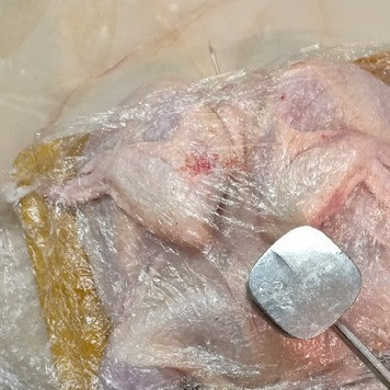 1. Этап. Цыпленок табака в духовке: Затем перевернуть и отбить с другой стороны.