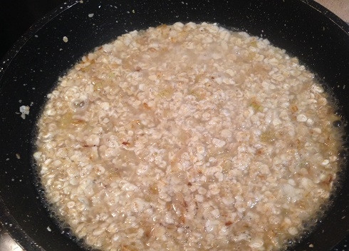 1. Этап. Мужская овсянка: 5. Добавляем воду (у меня хлопья быстрого приготовления и варятся 5 минут), соль, молотый черный перец и варим до готовности.