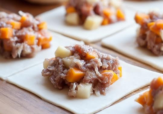 1. Этап. Тесто на манты: 5. А дальше нарежьте раскатанный пласт на небольшие квадраты и выложите начинку.