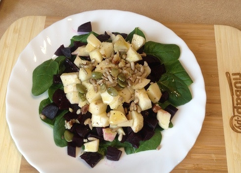 1. Этап. Салат из свеклы с яблоками и шпинатом: 6. Вкусный и полезный салат готов!