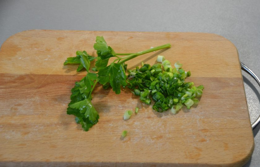 1. Этап. Яичница в блинах: Пока готовится блин, порежьте мелко зеленый лук и зелень.