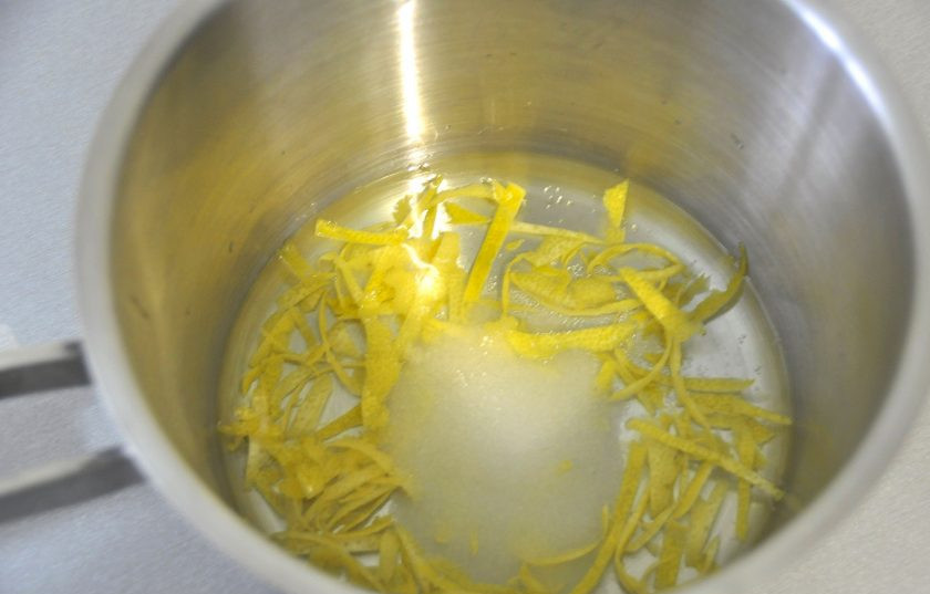 1. Этап. Персик Мельба: Залейте цедру небольшим количеством воды, доведите до кипения, слейте воду. Проделайте это дважды, в третий раз добавьте столовую ложку сахара (с горкой) и проварите в сиропе примерно 3-5 минут. После чего слейте сироп через ситечко.