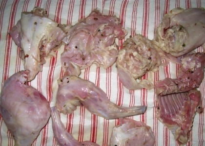 1. Этап. Кролик в пиве: Промаринованного кролика выкладываю на бумажное полотенца, чтобы избавиться от лишней жидкости.