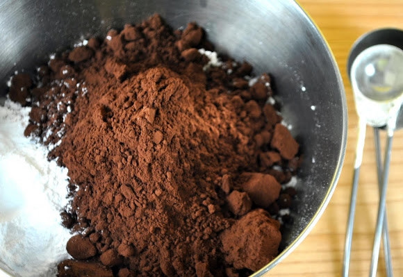 1. Этап. Мокрый торт: В отдельной емкости смешайте муку, какао, пищевую соду и разрыхлитель.