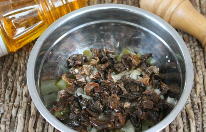 1. Этап. Винегрет с грибами и фасолью: Готовые грибы остужаем и высыпаем в миску.