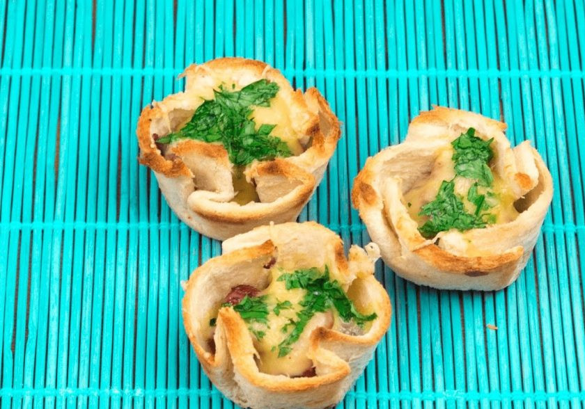 1. Этап. Тостовые корзинки с начинкой: 4. Выпекайте в разогретой духовке в течение 10 минут. Дайте корзинкам слегка остыть. Приятного аппетита!