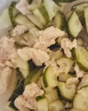 1. Этап. Салат из трёх ингредиентов: Добавить мелко нарезанный огурец. Перемешать