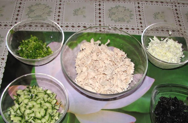 1. Этап. Салат Женский каприз: Отварить куриную грудку и яйца. Остудить. Чернослив залить кипятком минут на 5, затем воду слить. Нарезать белки, куриную грудку, огурец, чернослив. Вымыть и нарезать зеленый лук или любую другую зелень.