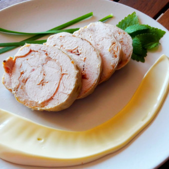 Мясной рулет из курицы
