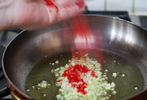 1. Этап. Спагетти с морскими мидиями: На сковороде растопить масло и обжарить перец и чеснок. Добавить специи.