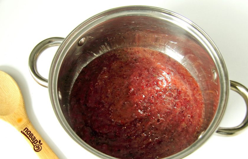 1. Этап. Варенье из крыжовника через мясорубку: Перекрутите крыжовник на мясорубке. Слейте получившуюся массу в глубокую миску или кастрюльку, в которой вы собираетесь готовить варенье.