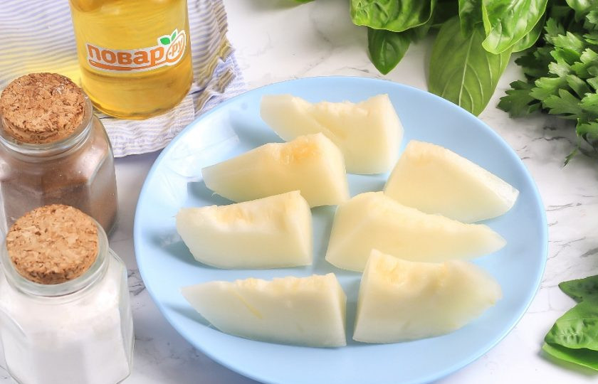 1. Этап. Дыня Прошутто: Разрежьте дыню на дольки, а их — пополам, чтобы у вас получились крупные брусочки. Выложите их на тарелку или блюдо.