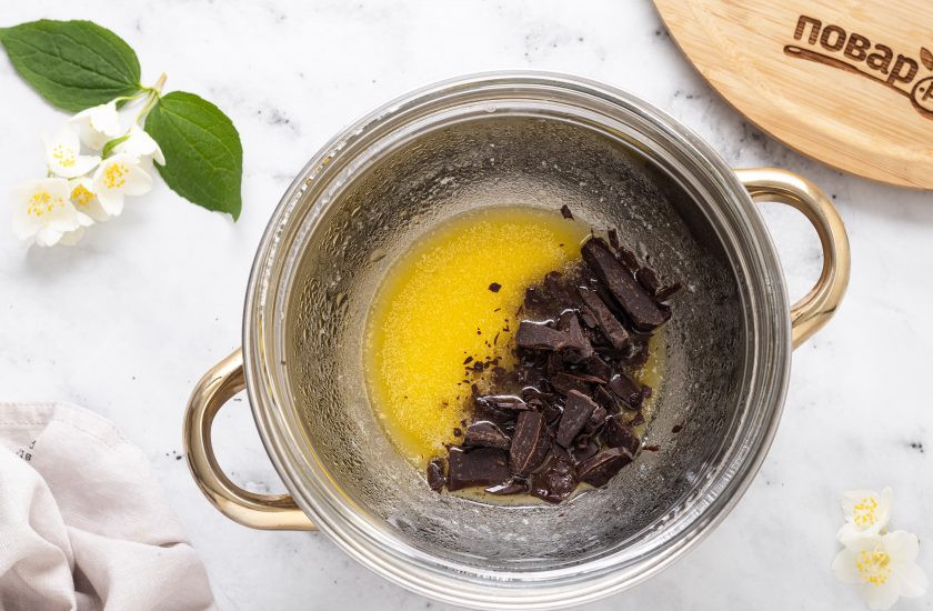 1. Этап. Десерт из кукурузных палочек: На водяной бане растопите сливочное масло, затем добавьте крупно порубленный шоколад. Доведите смесь до однородной консистенции.