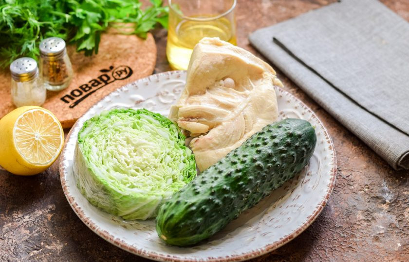 1. Этап. Салат Похудейка с курицей: Подготовьте ингредиенты. Филе заранее отварите до готовности.