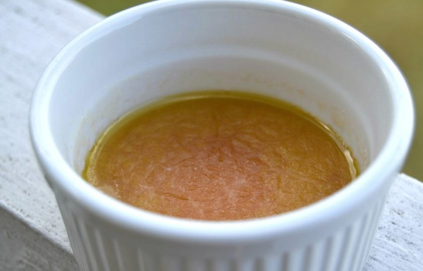 1. Этап. Запеченный фаршированный кальмар: 3. Удалите осьминога со сковороды, слейте образовавшуюся жидкость в отдельную емкость.