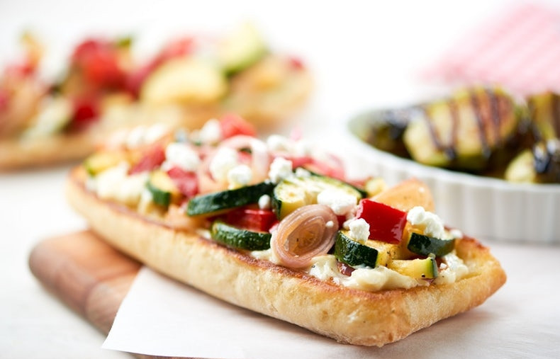 1. Этап. Багет с запечёнными овощами: 6. Сверху выложите кусочки сыра. Полейте овощи уксусом. Приятного аппетита!