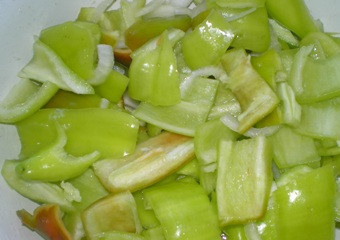 1. Этап. Кабачковое рагу на зиму: Сладкий перец почистить и порезать.