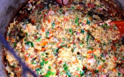 1. Этап. Кулеш на костре: Добавляем затирку в кулеш. Нарезаем мелко часть зелени — и тоже в котелок. Хорошо все перемешиваем и убираем с огня. Накрываем крышкой и даем 5-10 минут, чтобы кулеш настоялся.