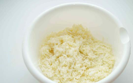 1. Этап. Котлеты капустные диетические: 1. Первым делом нужно вымыть как следует и обсушить немного капусту. Натрите её на самой обыкновенной терке. Не советую использовать шинковку, ведь тогда котлеты капустные диетические в домашних условиях не будут такими нежными.