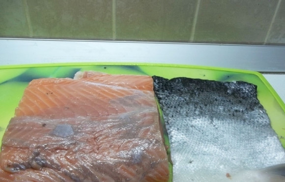 1. Этап. Красная рыба соленая: С рыбы удалите кожу и кости при необходимости. Филе промойте и обсушите.