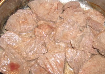 1. Этап. Гуляш из говядины со сливками: 2. Нарезанное мясо отправляем на сковороду жариться на растительном масле. Обжариваем его с двух сторон.