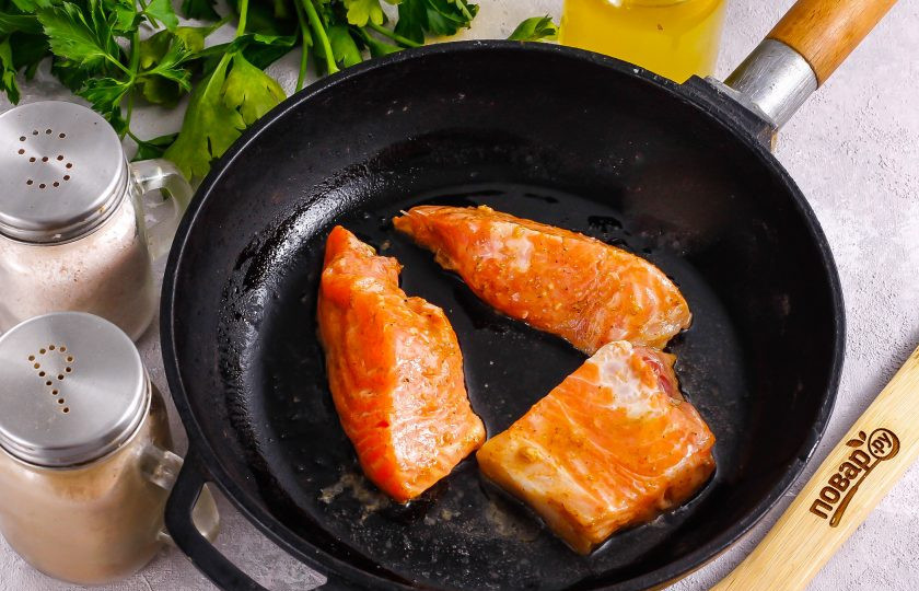 1. Этап. Лосось по-тайски: Спустя указанное время раскалите сковороду и влейте на нее растительное масло. Выложите ломтики рыбы, удалив кусочки имбиря, так как они подгорят.