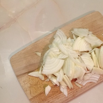 1. Этап. Жарено-тушеное мясо: Очистить лук и морковь. Нарезать произвольно, как вам нравится.