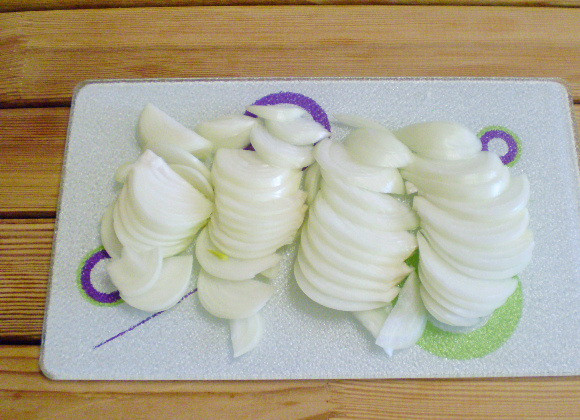 1. Этап. Картошка с морковью и луком: 3. Лук порезать полукольцами.