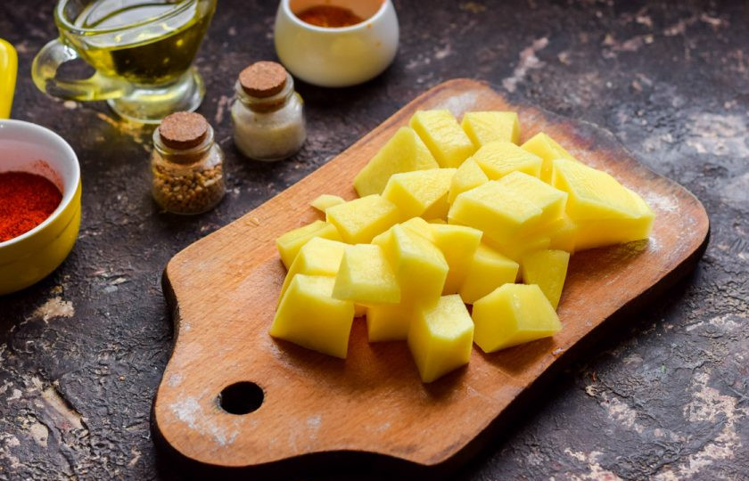 1. Этап. Постный томатный суп: Картофель очистите и нарежьте крупными кубиками.