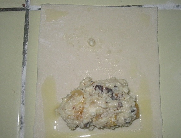 1. Этап. Слоеные пирожки с творогом: 4. В середину положите начинку и смажьте яйцом.