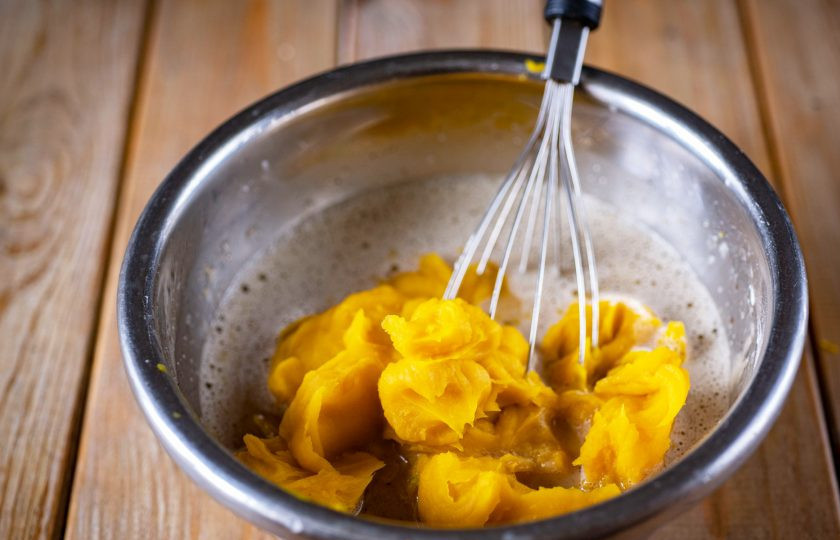 1. Этап. Тыквенный пирог классический: Добавьте тыквенное пюре.