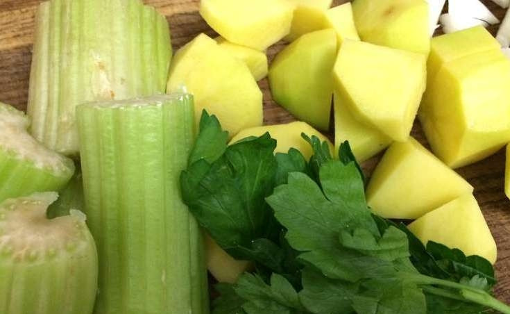 1. Этап. Суп-пюре из брокколи с плавленым сыром: 1. Для начала моем капусту брокколи и разбираем ее на соцветия. Затем очищаем картофель, лук и нарезаем все овощи, а также сельдерей.