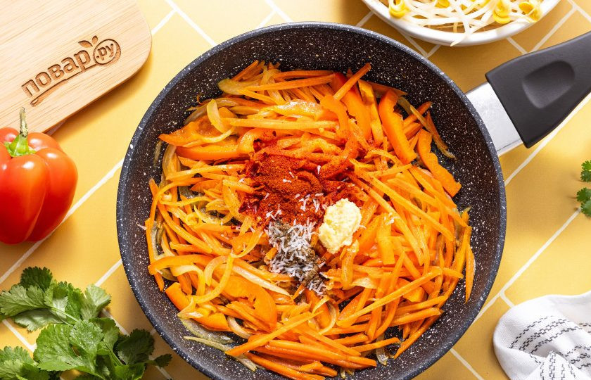 1. Этап. Салат из пророщенной сои по-корейски: Затем добавьте измельченный чеснок и все специи. Прогрейте их до раскрытия аромата около 1 минуты.